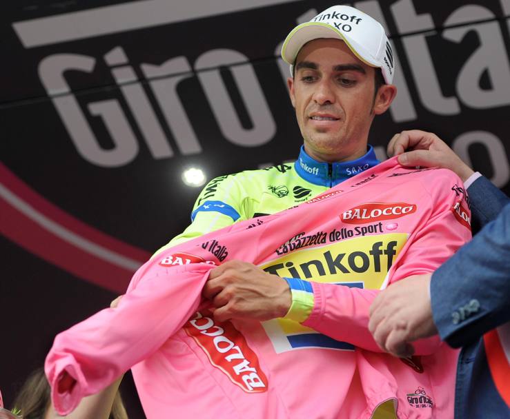 Contador veste la maglia rosa per la quinta giornata consecutiva. Ansa